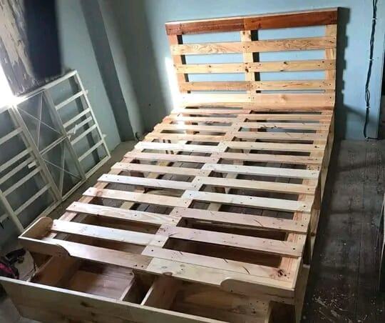 Cama em pino maciço