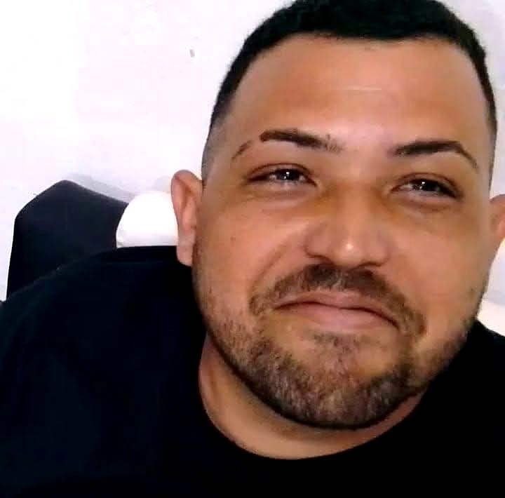 Jonathan Louis, à frente do ateliê da Tábuas de Pinho